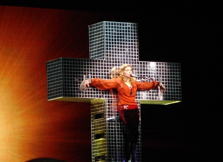 Madonna, inclusive, sempre explorou essa conexão de forma provocante em seus trabalhos, mesclando elementos religiosos com temas sensuais e questionando valores tradicionais, provocando as instituições que têm valores dogmáticos. 