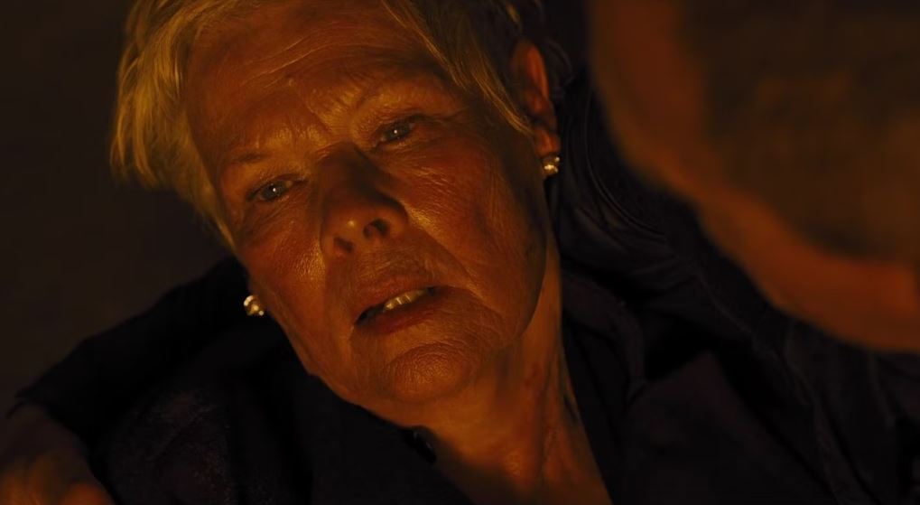 M morre - Operação Skyfall (2012): Após uma batalha em sua casa de infância, Bond vê sua chefe M morrer pelas mãos do vilão Silva, e isso o abalou muito.