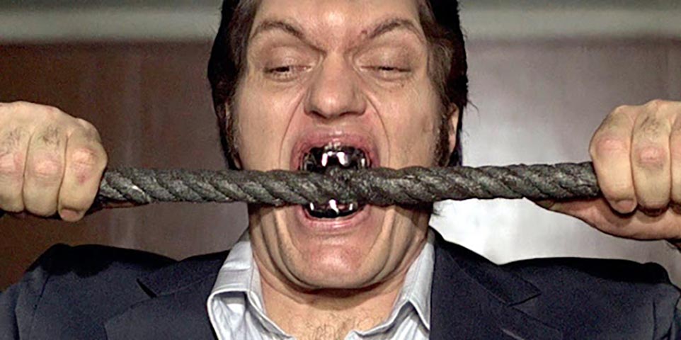 Jaws, interpretado pelo ator Richard Kiel, é um grande vilão de James Bond.  Ele tinha dentes de aço e tentou roer os cabos do Bondinho do Pão de Açúcar. Também apareceu em 007 O Espião Que Me Amava (1977).