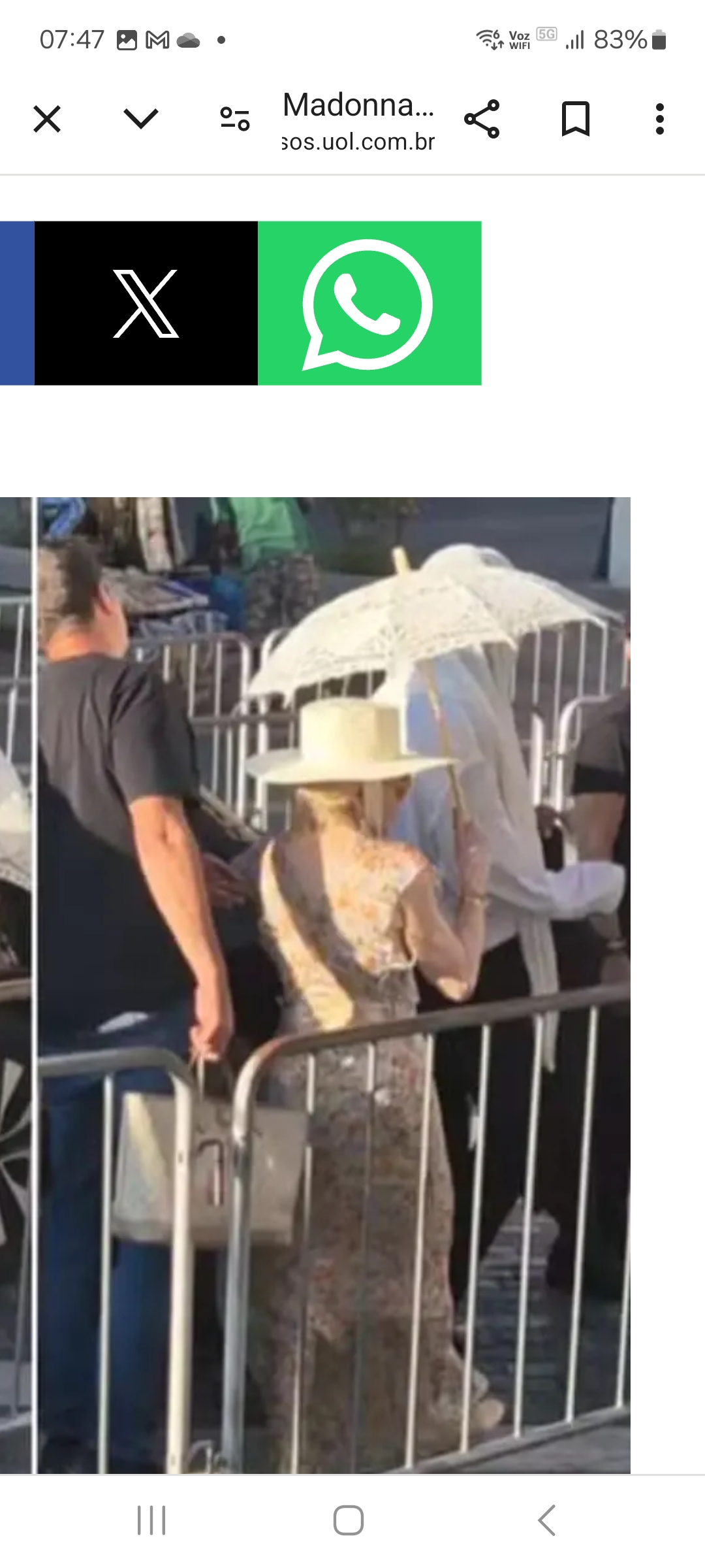 A cantora Madonna visitou o Vaticano em 21/8. Ela foi vista usando um chapéu branco e sombrinha rendada.  Um fã registrou um momento em que ela caminhava para o Museu do Vaticano, o segundo mais visitado do mundo (atrás apenas do Louvre, de Paris).