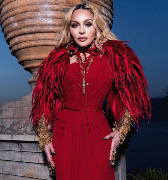 A escolha de deixar só o nome Madonna foi proposital e feita pela própria artista, que buscou criar uma ligação entre sua imagem e a figura da Virgem Maria, símbolo de pureza e maternidade.