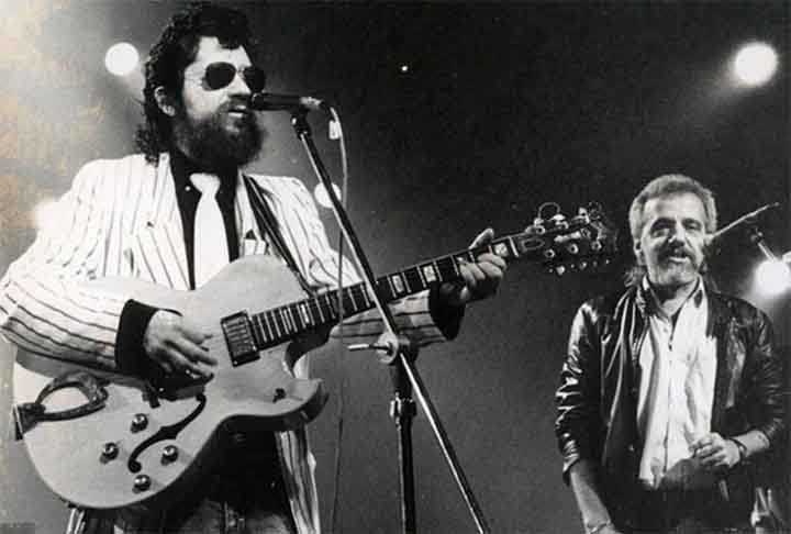 Paulo Coelho e Raul Seixas se conheceram em 1972 e trabalharam juntos na composição de músicas que mesclavam elementos de rock, poesia e espiritualidade.