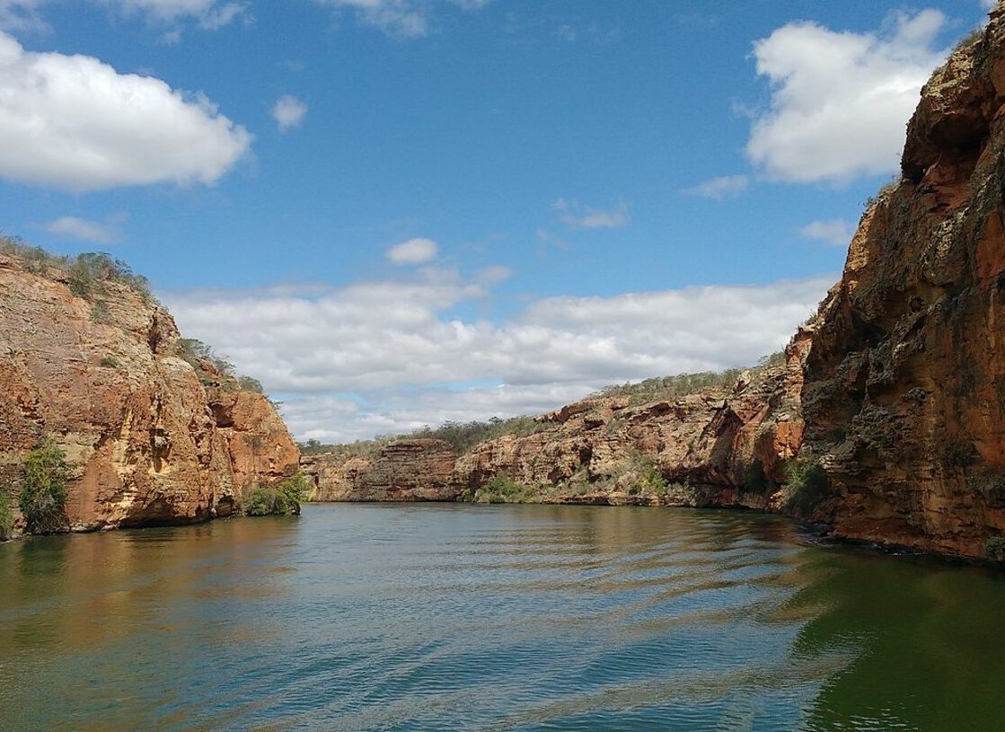 Cânion do Xingó, Sergipe: Esse cânion fica localizado no Rio São Francisco, entre os estados de Alagoas e Sergipe, no nordeste do Brasil. Seus paredões imponentes chegam a atingir até 50 metros de altura!
