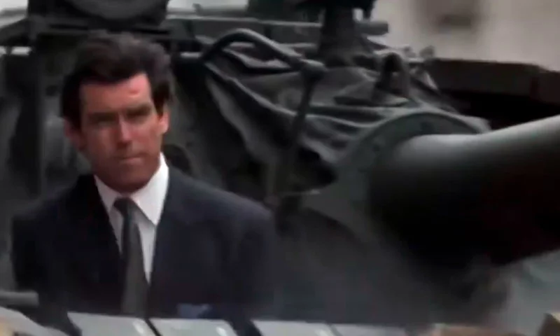 Tanques pela cidade - 007 contra Goldeneye (1995): Perseguir vilões pela cidade inteira sempre é difícil. Porém, dirigir um tanque sem se preocupar com o que é destruído no caminho pode ajudar um pouco.