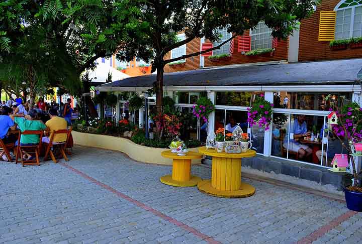 As calçadas possuem símbolos holandeses, como o tamanco, moinho e tulipas. Além disso, prédios comerciais têm arquitetura colonial holandesa, famosa por suas cores e formas.
