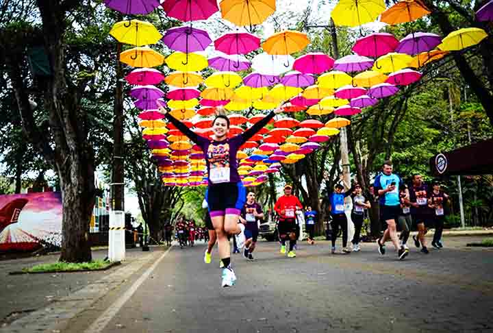 A cidade promove a Corrida do Rei, ou seja, uma prova de pedestrianismo que passa pelos principais pontos turísticos. A festa continua com apresentações em frente ao Moinho dos Povos Unidos, ponto de partida e chegada da corrida.