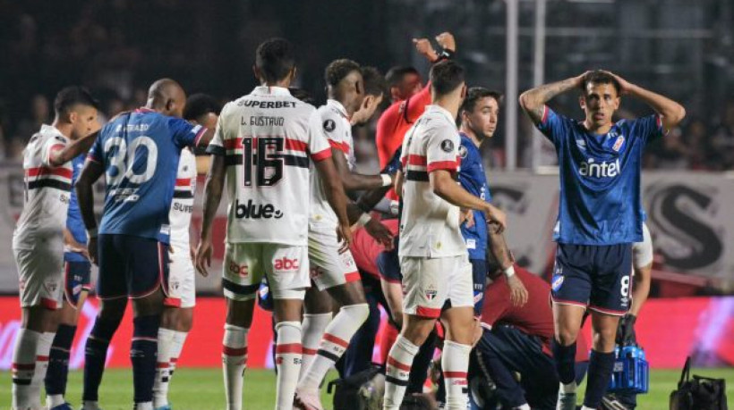 Defensor da equipe uruguaia caiu sozinho no gramado na reta final do duelo de volta das oitavas de final da Libertadores, no Morumbis