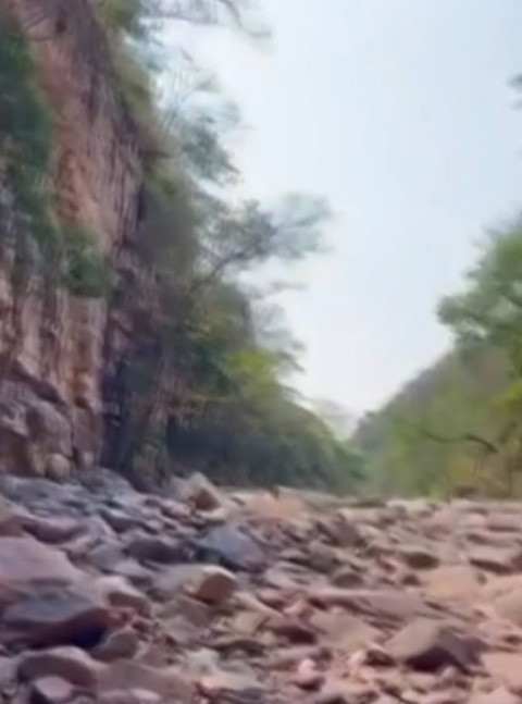 Uma seca severa, com mais de 100 dias sem chuva no município de Vila Bela da Santíssima Trindade, a 562 km de Cuiabá (MT), deixou o Cânion do Jatobá sem água. 