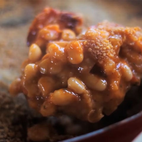 Além do feijão tradicional, o grão também é a base do Cassoulet, prato típico do Sul da França. Tem diversas versões, mas seu denominador comum é o feijão branco, podendo levar cenoura, carne de frango, pato, carne de porco e linguiça. 