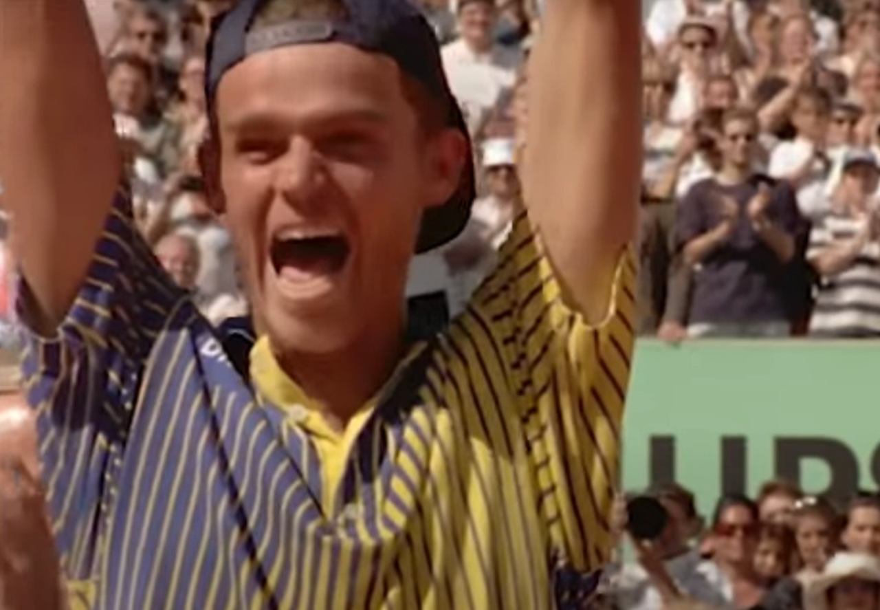 08 de junho de 1997 - A Globo interrompeu sua programação para falar de um grande feito esportivo: Gustavo Kuerten, o Guga, se tornou campeão de Roland Garros, um dos principais torneios de tênis do mundo. O primeiro e até então único brasileiro a levantar o troféu parisiense.