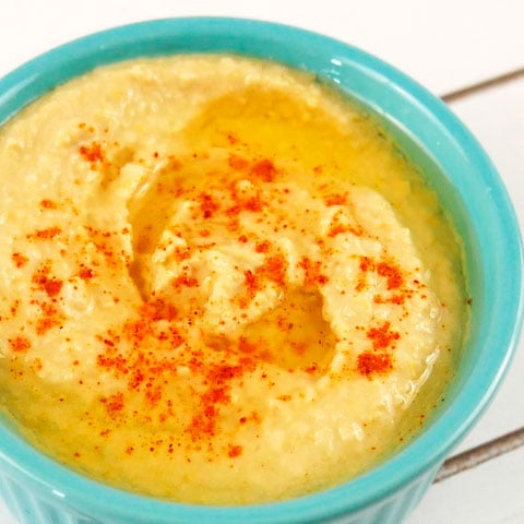 Característico da cultura árabe, o homus é preparado com poucos ingredientes (grão-de-bico cozido, tahine, azeite, suco de limão, sal e alho), mistura que agrada ao paladar de muitas pessoas.