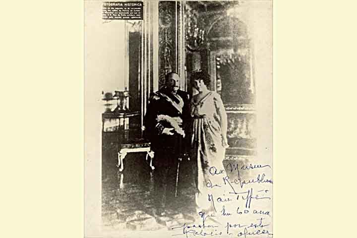 Embora já estivessem noivos desde 6 de janeiro do mesmo ano. Hermes era viúvo de Orsina da Fonseca (falecida em 1912). Depois de casada, a caricaturista alterou seu nome para Nair de Teffé Hermes da Fonseca.