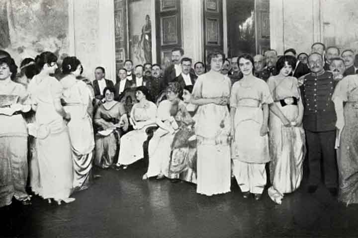 No posto, escandalizou a classe política ao trazer música popular para o Palácio do Catete, antiga sede do governo federal no Rio de Janeiro. A primeira-dama promovia saraus no local, que ficaram famosos por introduzir o violão nos salões da sociedade.