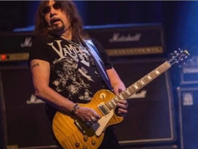 Paul Stanley e Gene Simmons decidiram criar um novo grupo musical que na visão deles ia ser um sucesso. Por isso, colocaram cartazes e anúncios em busca de novos integrantes. Um deles foi Paul Daniel Frehley (mais conhecido como Ace Frehley), que foi confundido na hora com um mendigo por Simmons, já que Frehley entrou no local usando uma vestimenta estranha, além de uma calça rasgada e tênis de cores diferentes.