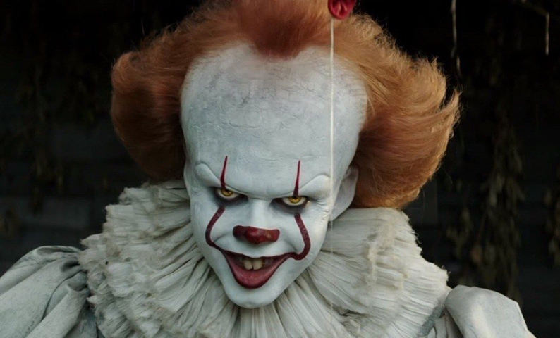 Nome do vilão: Pennywise - Palhaço assustador do filme IT, aterroriza a pequena cidade de Derry a cada 27 anos. Seu grupo de vítimas mais famoso é o grupo de amigos Clube dos Perdedores. O vilão se tornou um dos ícones do terror moderno após o livro de Stephen King ir para as telas do cinema, onde foi interpretado pelo ator Bill Skarsgard.