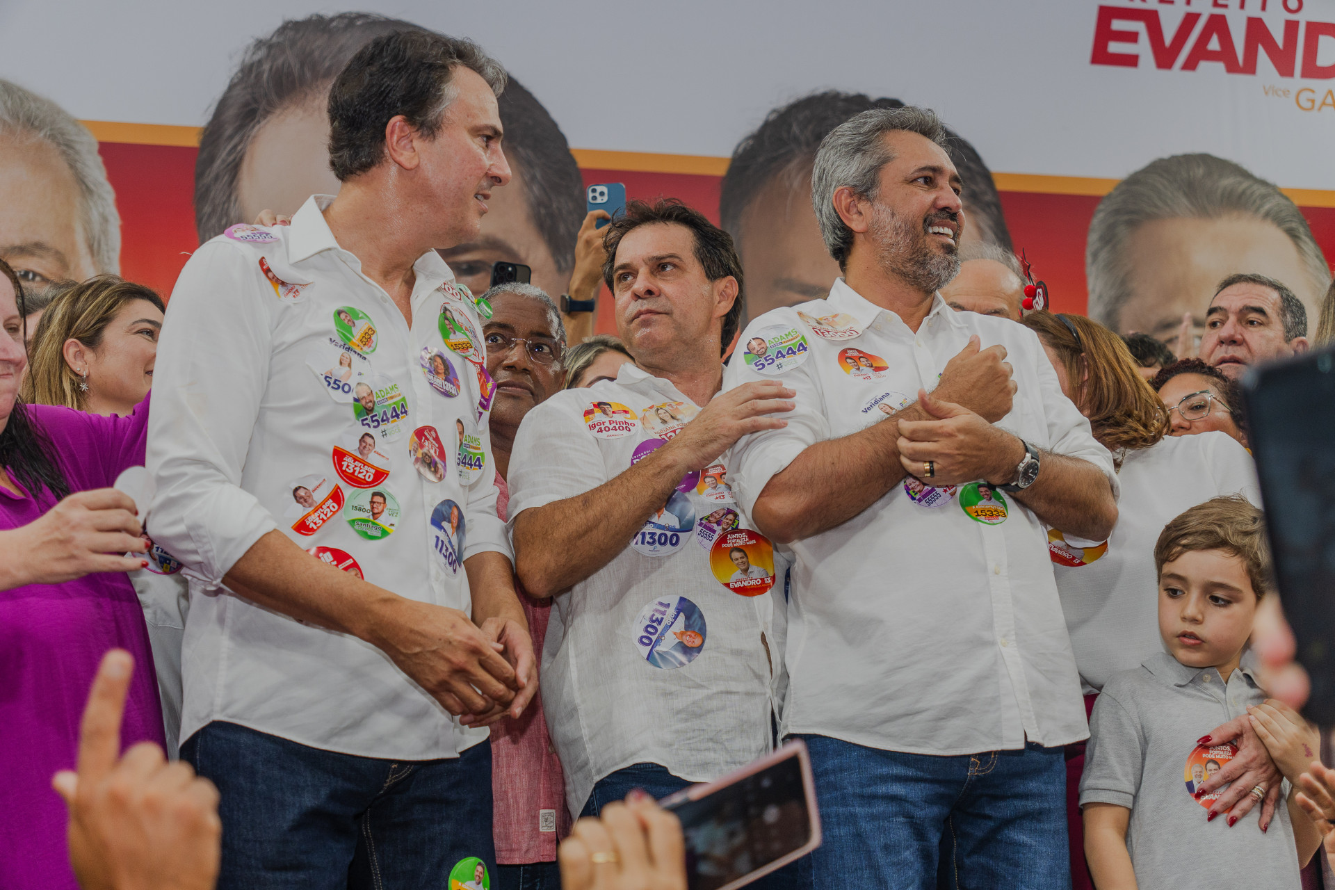 FORTALEZA-CE, BRASIL, 24-08-2024: Inauguração do comitê do candidato à prefeitura, Evandro Leitão (PT). Na foto, o governador do estado do Ceará, Elmano de Freitas,  o candidato à prefeitura, Evandro Leitão (PT), e e o senador, Camilo Santana. (Foto: Fernanda Barros/O Povo) (Foto: FERNANDA BARROS)