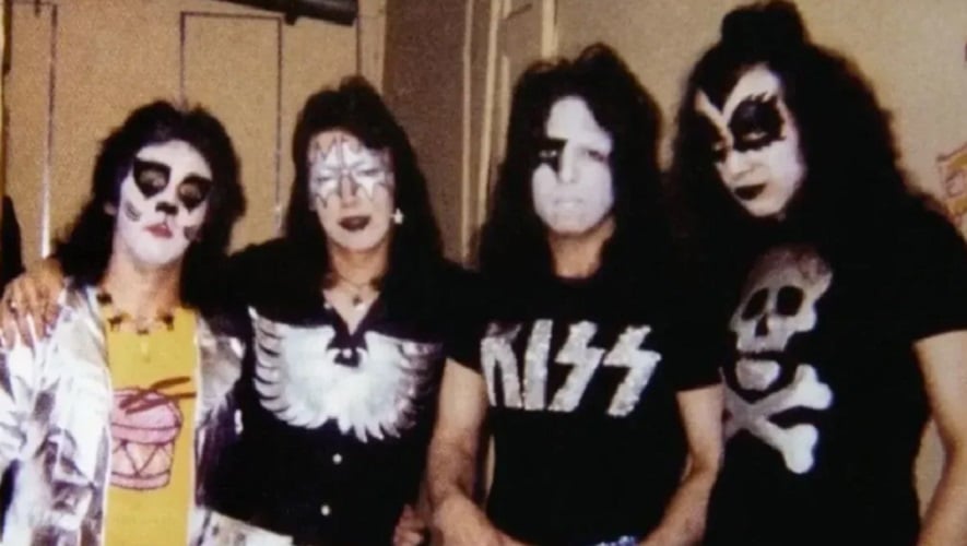 Curiosidade 3: Gene Simmons achou que Ace Frehley era um mendigo 