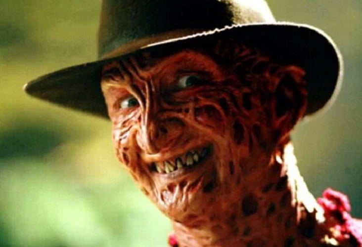 Nome do vilão: Freddy Krueger - Cuidado ao dormir, o vilão de A Hora da Pesadelo ataca você nos seus sonhos, com seu suéter listrado e luva com facas. O personagem é tão conhecido que até mesmo quem nunca viu nenhum filme da franquia, de nove filmes, consegue reconhecê-lo ao ver sua imagem. Robert Englund interpretou o ser maléfico nos cinemas. 