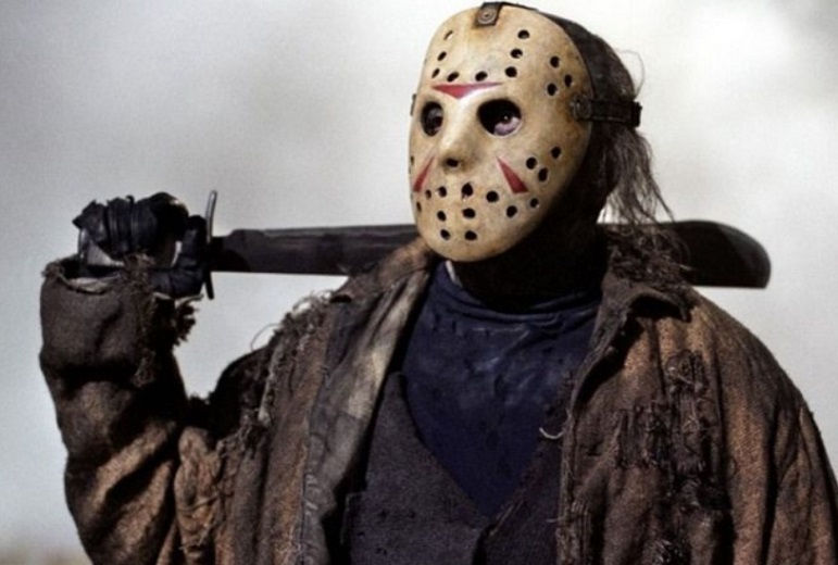 Nome do vilão: Jason - Icônico vilão da série Sexta-Feira 13, é o terror do acampamento de Crystal Lake com sua máscara de hóquei. Assim como Michael Myers, o personagem já teve 12 filmes lançados e também é um dos principais vilões do terror. Derek Mears deu vida ao monstro nos cinemas.