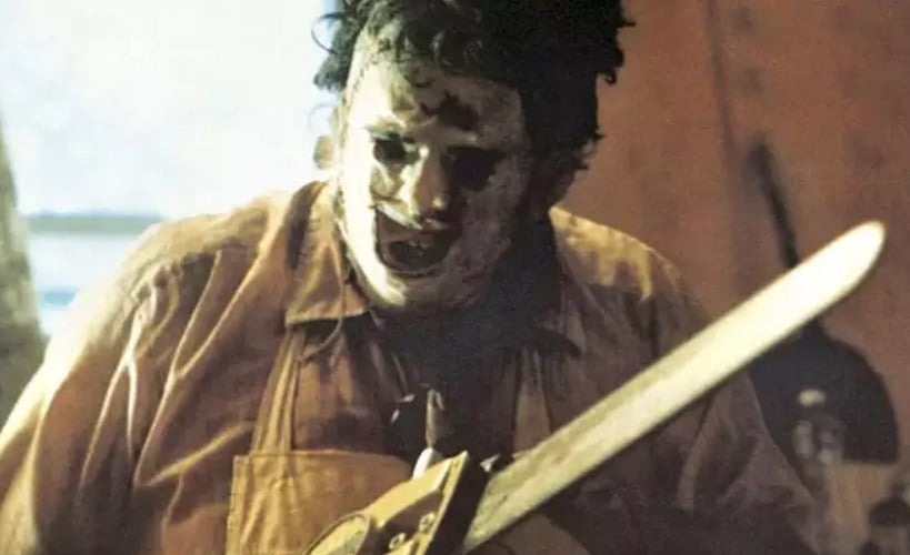 Nome do vilão: Leatherface - Vilão de O Massacre da Serra Elétrica, é membro de uma família de canibais que vive no Texas. Uma máscara feita de pele humana e uma serra elétrica são seus elementos mais icônicos. O primeiro filme da franquia foi lançado em 1974, quando foi interpretado por Gunnar Hansen. Desde então, outros nove filmes foram lançados. 