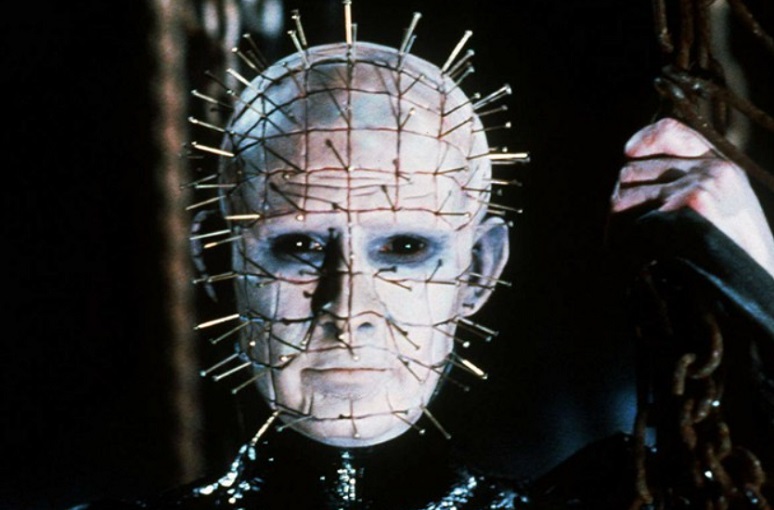 Nome do vilão: Pinhead - Vilão da série de filmes Hellraiser, é o líder dos cenobitas. É um mestre das torturas e da arte de causar dor, sendo interpretado por Doug Bradley. Não é tão conhecido como outros personagens da lista, porém já são 11 filmes lançados, com o último deles em 2022. 