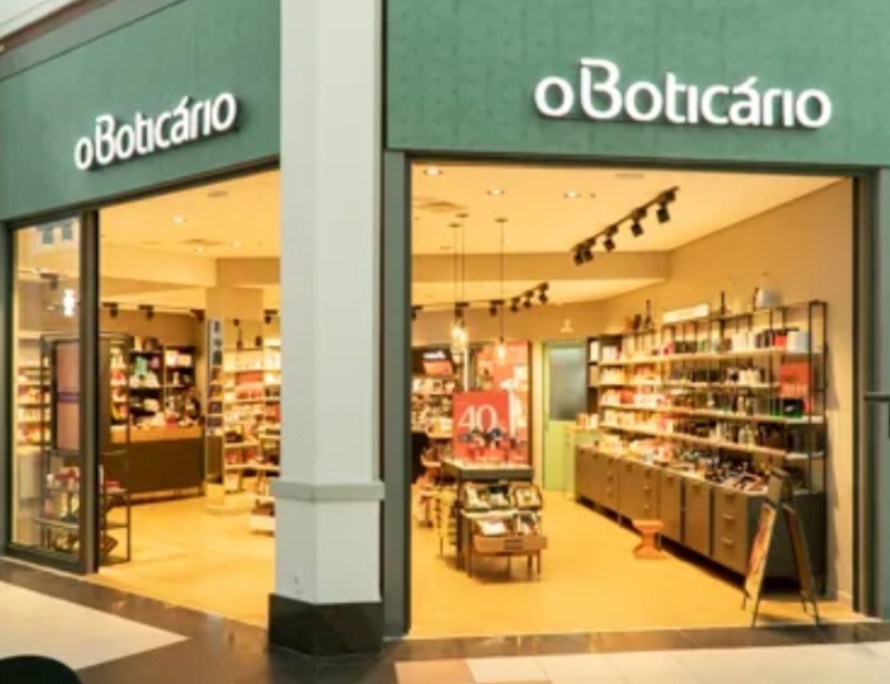 Conhecido por suas marcas como O Boticário e Eudora, o grupo expandiu significativamente ao longo dos anos e diversificou seu portfólio para incluir produtos de beleza e cuidados pessoais. A estratégia de franquias e a inovação em produtos sustentáveis solidificam sua força econômica e presença no mercado.