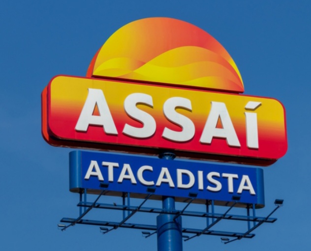 Segundo: O Assa&iacute; Atacadista, criado em 1974, &eacute; um dos principais atacadistas do Brasil. Com um faturamento de R$ 30 bilh&otilde;es em 2023, o Assa&iacute; destaca-se no formato de atacarejo, oferecendo uma ampla variedade de produtos a pre&ccedil;os competitivos.