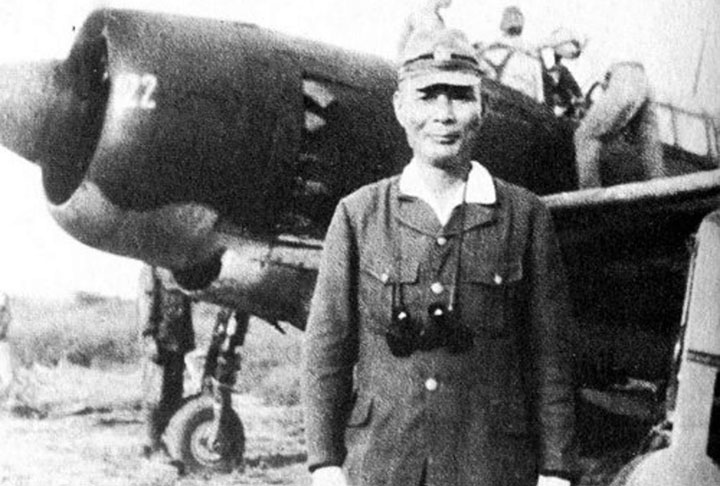 Ele posou para registrar sua partida (foto) e embarcou com 2 homens num avião que se lançaria sobre um navio americano.  Como não há registro kamikaze nesse dia, consta que o avião foi abatido. 