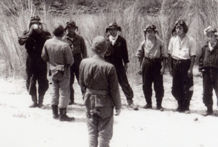 A maioria dos kamikazes era recrutada em universidades. Há registros de que eram forçados a se sacrificar pelo Imperador. 