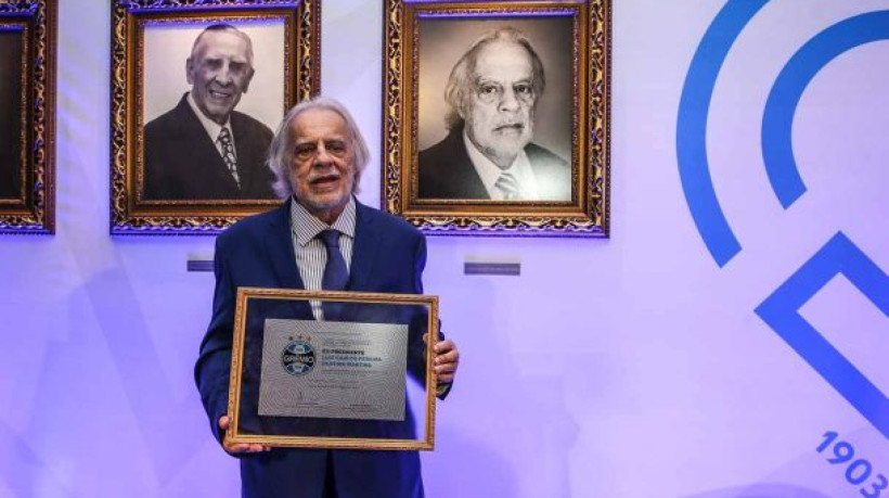 Dirigente e patrono gremista morreu sábado após complicações de transplante renal e é celebrado no jogo com o Criciúma 