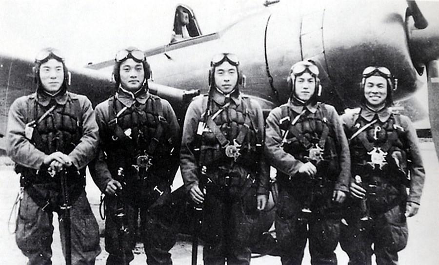Curiosamente, um único kamikaze sobreviveu. Toshio Yoshitake (último à direita na foto), tinha 22 anos, mas seu avião foi interceptado por americanos e caiu. Isso lhe salvou a vida. Já idoso, disse que ficou feliz de servir ao país.  