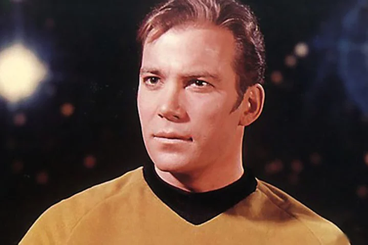 Shatner também é músico. Seu maior papel é o capitão James T. Kirk, da nave Enterprise na saga Star Trek. Em 2021, ele fez viagem curta ao espaço na nave da Blue Origin. 