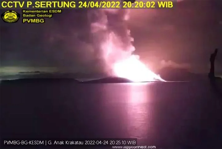 Em abril de 2022, o Anak Krakatoa (Filho de Krakatoa) lançou uma nuvem de cinzas vulcânicas a mais de 3 km no céu. Autoridades emitiram alerta e moradores tomaram as precauções. 