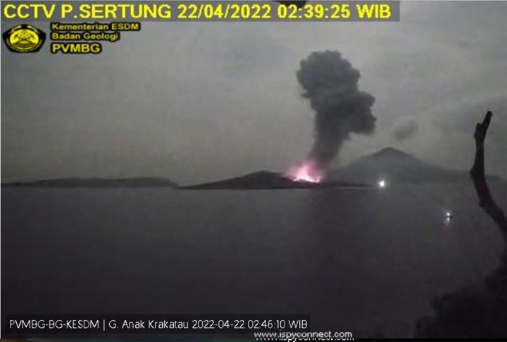 As pessoas moram em vilarejos ou cidades perto de vulcões ativos. São 45 em Java, entre eles o Merapi e o Kelud.