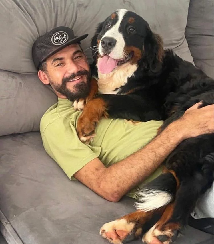 Um dos muralistas brasileiros mais conhecidos mundialmente, o paulistano Eduardo Kobra faz 49 anos nesta terça-feira (27/08). Conheça mais sobre ele!