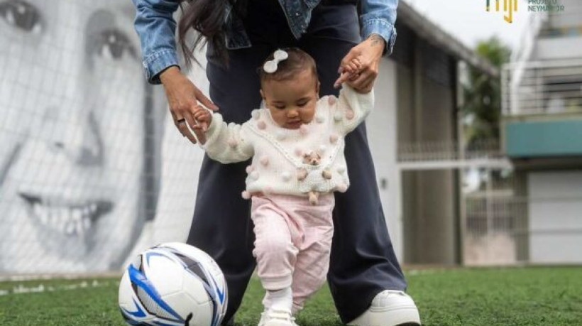 Astro do Al-Hilal, Neymar tem compartilhado com frequência momentos com a filha Mavie; a pequena dá os primeiros passos sozinha 