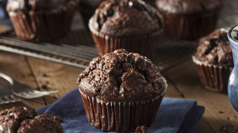 Muffin de cacau com linhaça e banana (Imagem: Brent Hofacker | Shutterstock) 