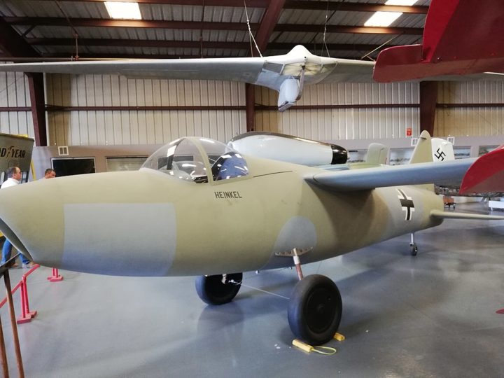 Desenvolvido pela empresa alemã Heinkel, o modelo conquistou o feito mais de dois anos antes do que o caça britânico Gloster E.28/39. Ele alcançava 598 km/h de velocidade máxima.