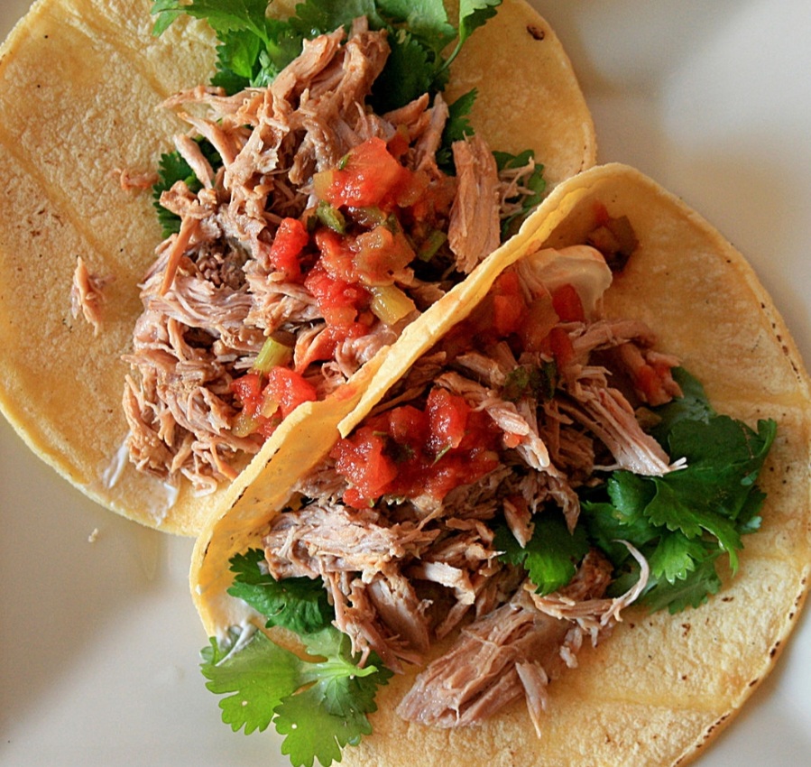 A culinária mexicana é mundialmente famosa e reconhecida pela UNESCO como Patrimônio Cultural Imaterial da Humanidade. Tacos, enchiladas, guacamole e mole são apenas alguns dos pratos típicos que conquistaram paladares ao redor do mundo. 