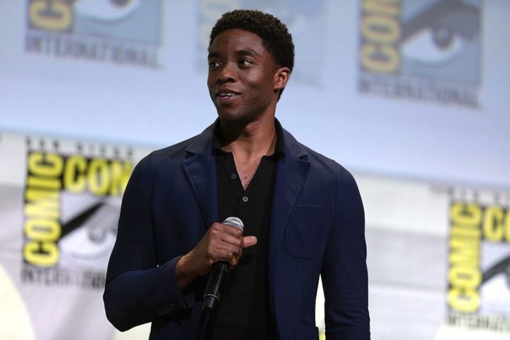 Em 2016, Boseman foi diagnosticado com câncer de cólon, mas continuou trabalhando mesmo em tratamento. Ele morreu em 2020, aos 44 anos.