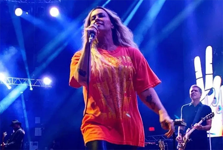 9º - Alanis Morissette - Cantora, compositora, produtora, atriz e escritora. Desde 1991, foi vencedora de 15 Junos e sete Grammies, vendeu mais de 76 milhões de cópias no mundo e é considerada uma das mulheres mais influentes da música .