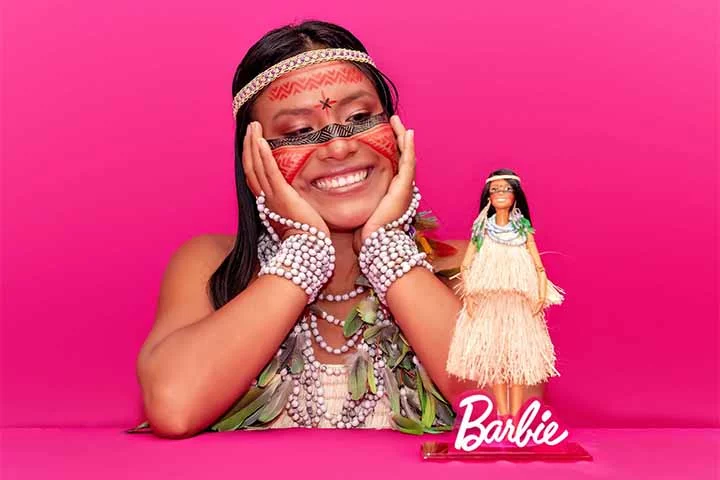 Maira Gomez - A boneca que homenageia a indígena brasileira e influenciadora Maira Gomez tem pintura e roupas tradicionais da etnia Tatuyo, da qual ela faz parte.