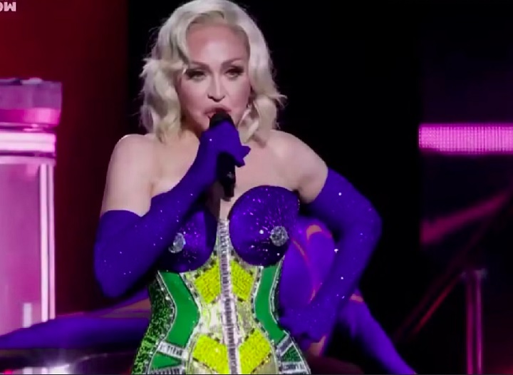 6º Vogue - Madonna - Lançada em 1990, é um hino à liberdade de expressão e um tributo à cultura pop e à dança. A música também aborda a importância da imaginação e da inspiração interna.