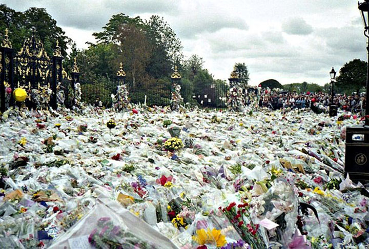 Os portões do Palácio de Kensington ficaram rodeados de flores, levados por britânicos e turistas que estavam em Londres na ocasião. 