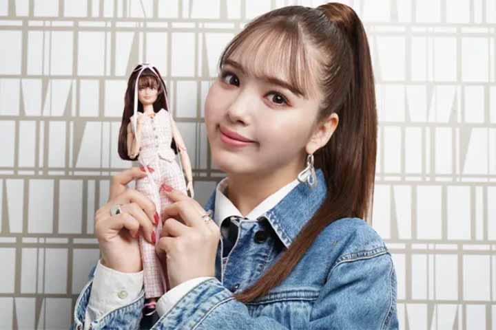 Nicole Fujita - Outra mulher inspiradora homenageada com uma Barbie foi a modelo japonesa Nicole Fujita. Ela é considerada uma das maiores influenciadoras de moda no Japão, com um estilo único e uma grande base de fãs.