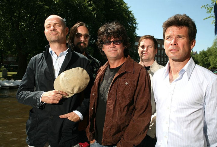 18º - The Tragically Hip - Banda de rock que lançou 13 álbuns de estúdio, dois álbuns ao vivo, um EP e 54 canções ao longo de uma carreira de 33 anos. Nove de seus álbuns chegaram a nº1 nas paradas canadenses. Eles receberam vários prêmios de música, incluindo 16 Juno Awards 