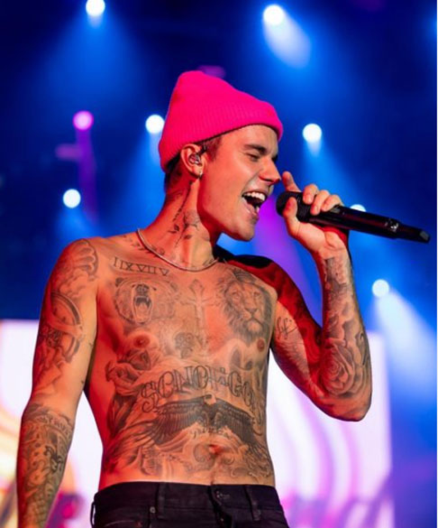 17º - Justin Bieber já foi vencedor de vinte prêmios Billboard Music Awards, quinze American Music Awards, um Grammy Latino, três MTV Video Music Awards e já foi indicado a dois prêmios Grammy Awards vencendo um.