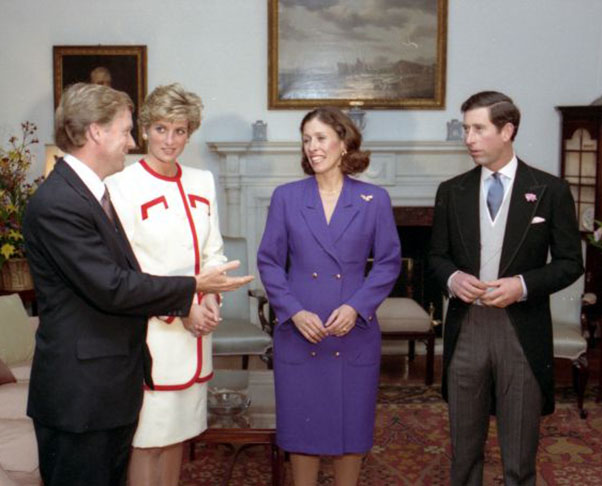 Diana também se consolidou como pacifista. E atuou em manifestações contra as minas terrestres. Sua presença com autoridades não era vazia. Diana tinha o que dizer.  