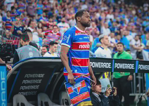 Lateral-direito Tinga no jogo Fortaleza x Rosario Central, no Castelão, pela Copa Sul-Americana 2024