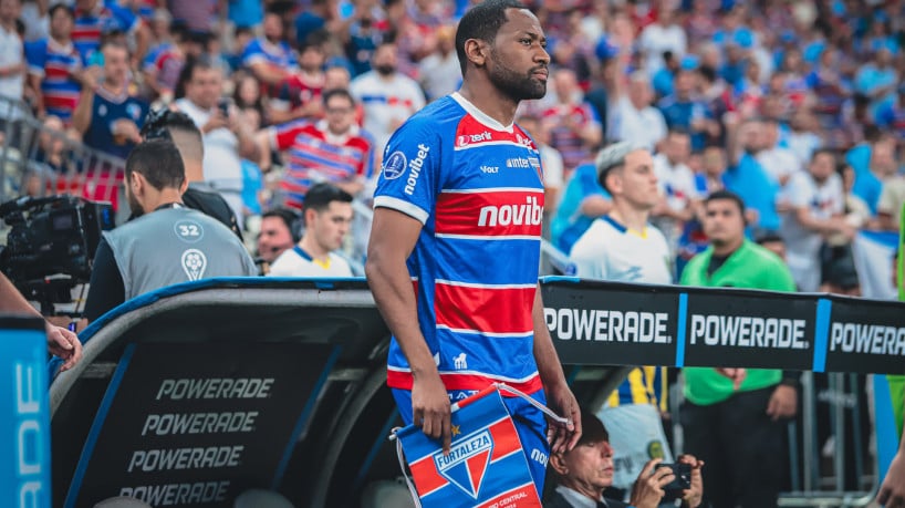 Lateral-direito Tinga no jogo Fortaleza x Rosario Central, no Castelão, pela Copa Sul-Americana 2024 